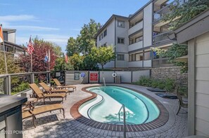 Utomhuspool och uppvärmd pool
