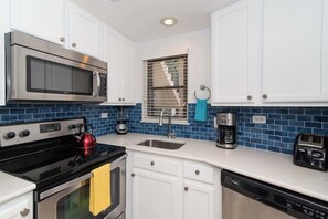 Réfrigérateur, four à micro-ondes, un four, surface de cuisson