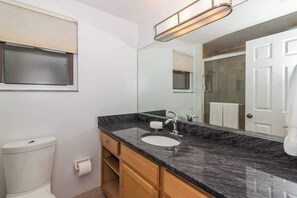 Suihku, hiustenkuivaaja, pyyhkeet