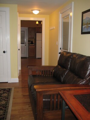 TV connectée, lecteur de DVD, table de tennis de table, livres