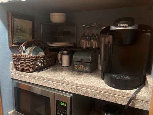 One Mile from I 5 Lovely suite, gas fireplace, air conditioned, dog friendly.