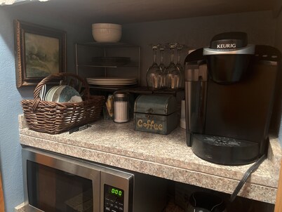 One Mile from I 5 Lovely suite, gas fireplace, air conditioned, dog friendly.