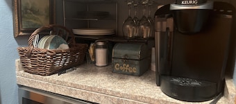 One Mile from I 5 Lovely suite, gas fireplace, air conditioned, dog friendly.