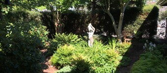 One Mile from I 5 Lovely suite, gas fireplace, air conditioned, dog friendly.