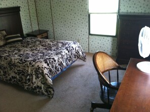 3 habitaciones, escritorio, tabla de planchar con plancha y wifi