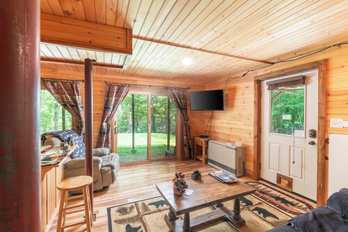 Dog Friendly, Quiet Neighborhood, Cozy lower level cabin