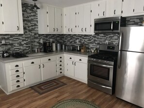 Fridge, microwave, oven, stovetop - Private getaway in the hills of Dale Hollow (Celina)