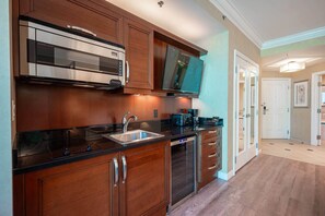 Fridge, microwave, stovetop, coffee/tea maker - No Resort Fee Strip View Suite + Free Valet + Pool (Las Vegas)