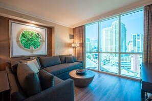 TV, offices - No Resort Fee Strip View Suite + Free Valet + Pool (Las Vegas)