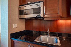 Frigorífico, microondas, placa de cocina y cafetera o tetera