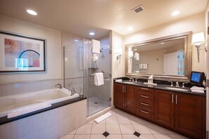 Badewanne, Haartrockner, Handtücher