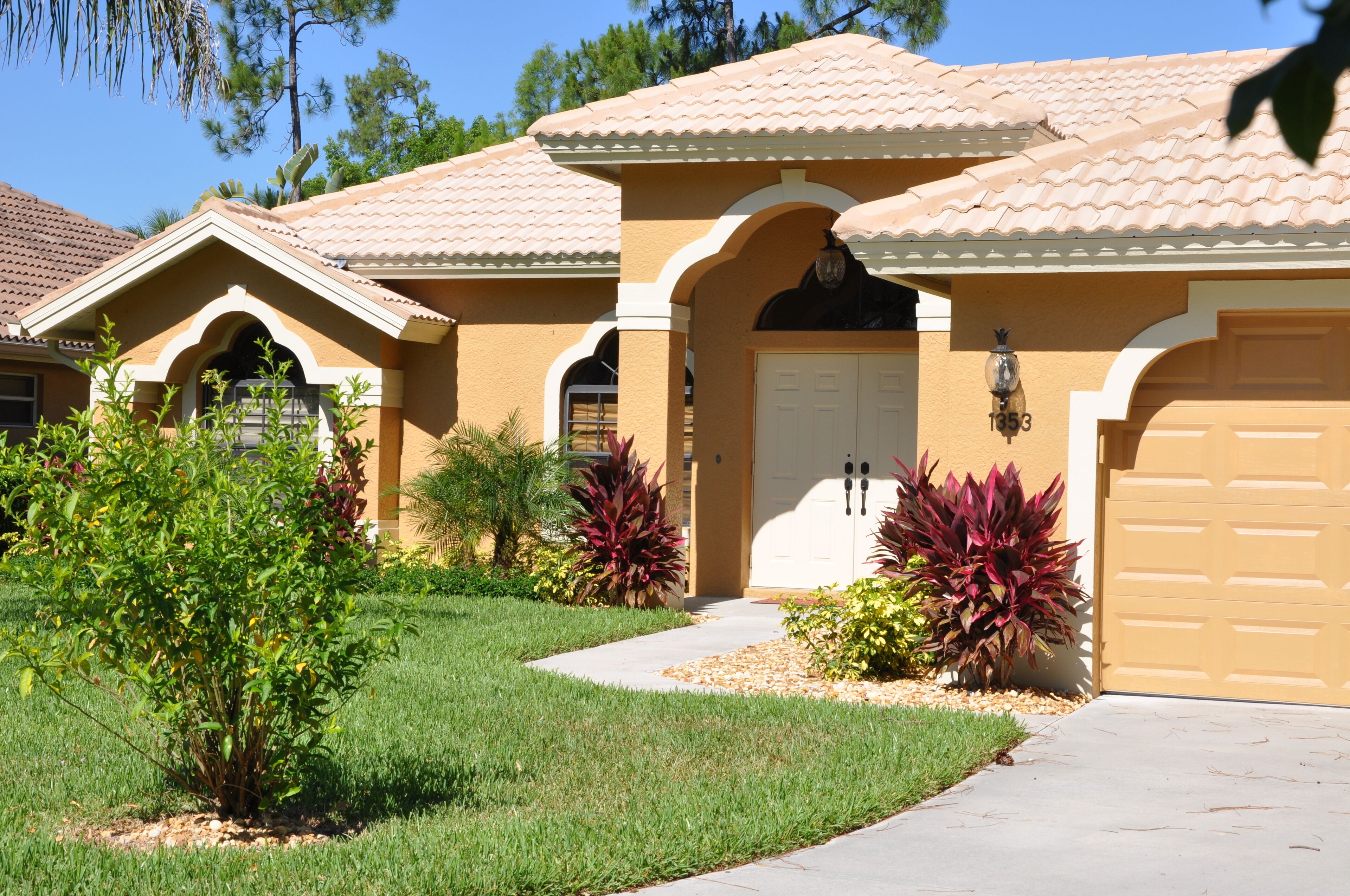 Family Friendly Luxury Courtyard Home with Oversize Saltwater Pool & Spa