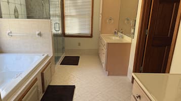 Combined shower/bathtub, jetted bath, hair dryer, towels