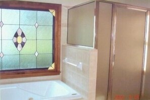 Ensemble douche/baignoire, baignoire à jets, sèche-cheveux