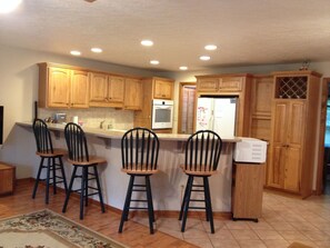 Fridge, microwave, oven, stovetop - Relax on the shore of Lake Hartwell in our Fair Play retreat (Fair Play)