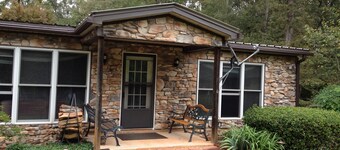 Relax on the shore of Lake Hartwell in our Fair Play retreat