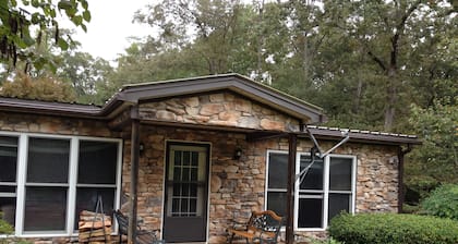 Viehättävä yksinäinen, Lakefront koti Hartwell-järvellä