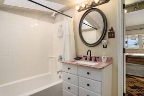Combined shower/bathtub, hair dryer, towels - Cozy Studio in Black Forest (Colorado Springs)
