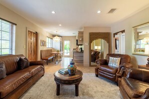 Smart TV, books, offices - Golf 5-min Drive I Fully Stocked I Double Lot (West Palm Beach)