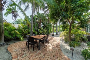 Outdoor dining - Golf 5-min Drive I Fully Stocked I Double Lot (West Palm Beach)