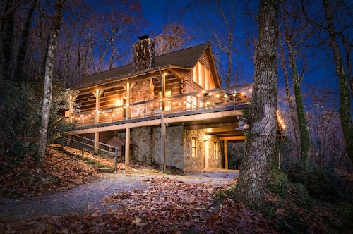 A Stunning Retreat with Breathtaking Views. Reserve your unforgettable stay now!