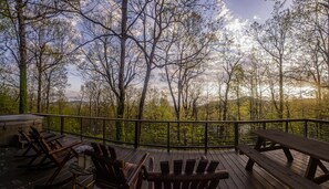 Outdoor dining - A Stunning Retreat with Breathtaking Views. Reserve your unforgettable stay now! (Hendersonville)