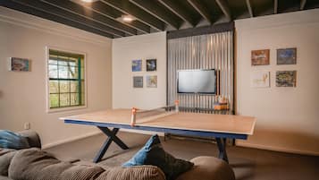 Smart TV, chimenea, reproductor de DVD, futbolito