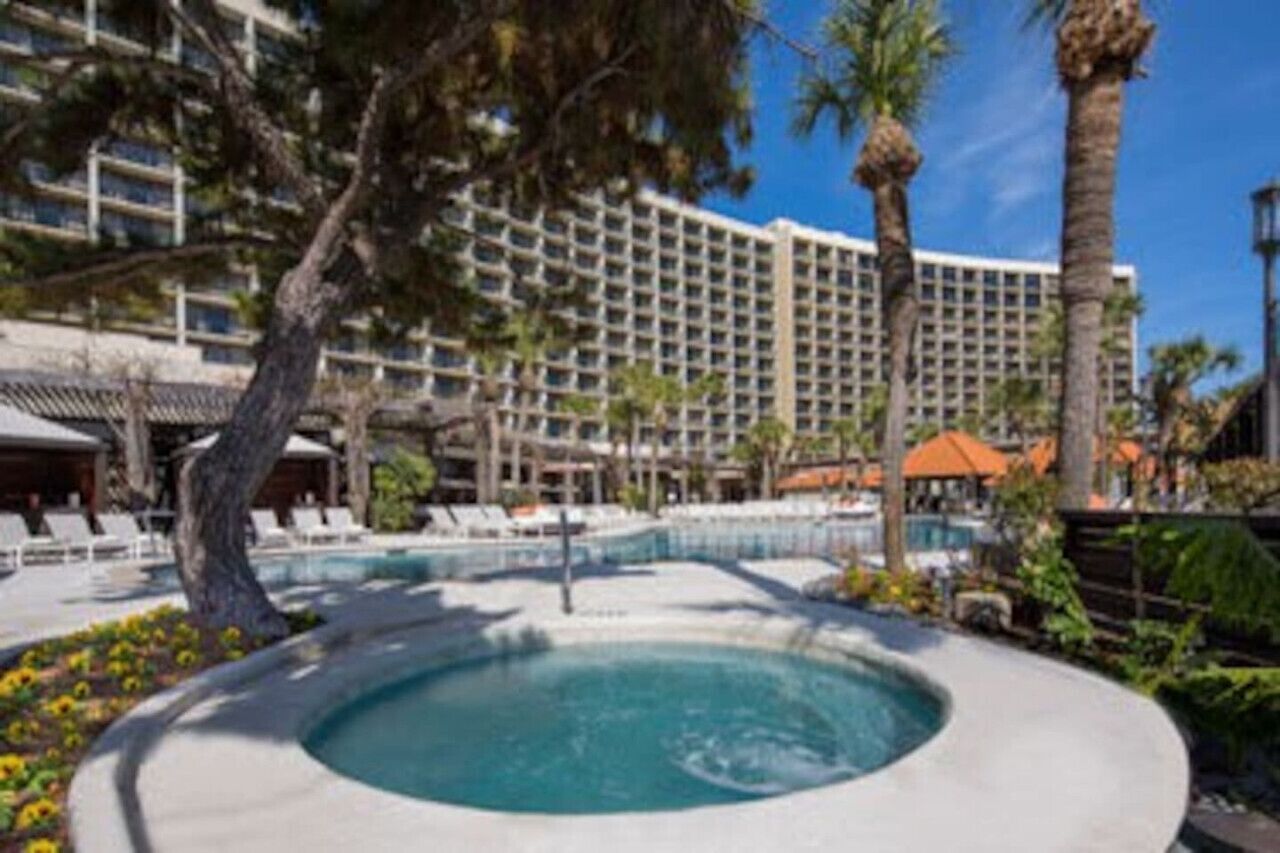 Luxury 15th flr Beachfront Condo, 4 Diamond Resort