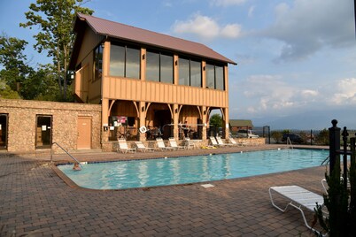Couples Love the SPECTACULAR Unobstructed Great Smoky Mountains Park View!