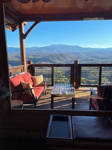 Couples Love the SPECTACULAR Unobstructed Great Smoky Mountains Park View!