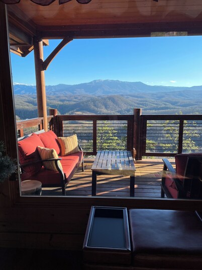Couples Love the SPECTACULAR Unobstructed Great Smoky Mountains Park View!