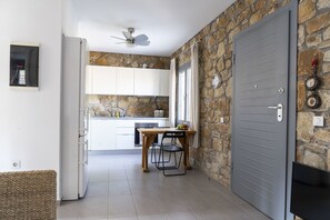 Kühlschrank, Ofen, Geschirrspüler, Wasserkocher mit Kaffee-/Teezubehör