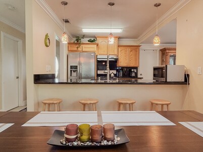 Cozy Home Short Walk to Disneyland