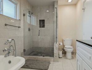 Combined shower/bathtub, hair dryer, towels, soap