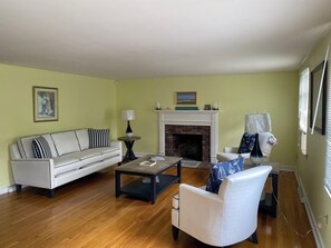 تلفزيون، مدفأة، مشغل دي في دي