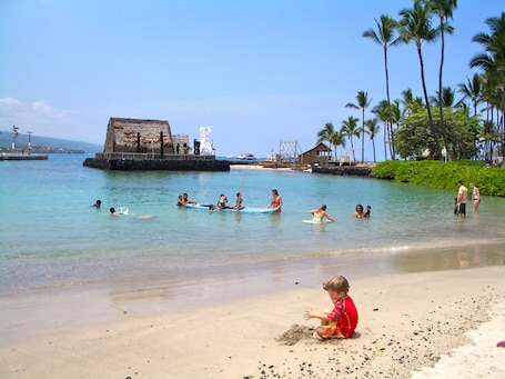 Beach nearby, sun loungers, beach towels