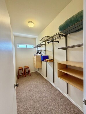 Interior - Beautiful, Ocean View Studio- Quiet, Kitchenette, Sleeps 4, Free WiFi & Parking (Kailua Kona)