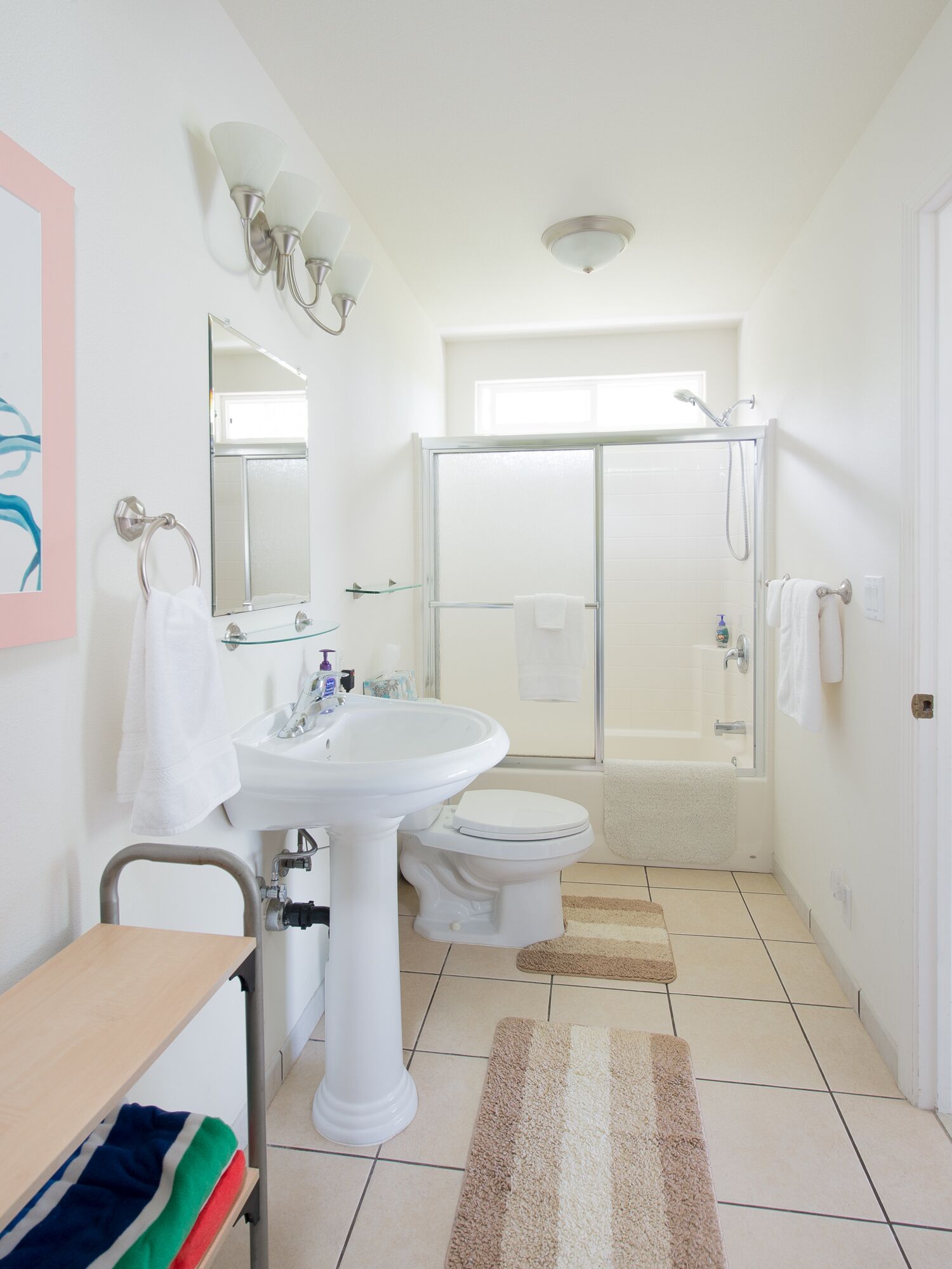 Kombinert dusj/badekar, hårføner, håndklær og såpe