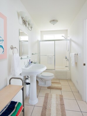 Suihkun ja ammeen yhdistelmä, hiustenkuivaaja, pyyhkeet, saippua