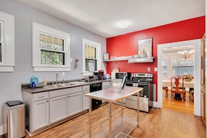 ثلاجة، ميكروويف، فرن، موقد طهي مسطح