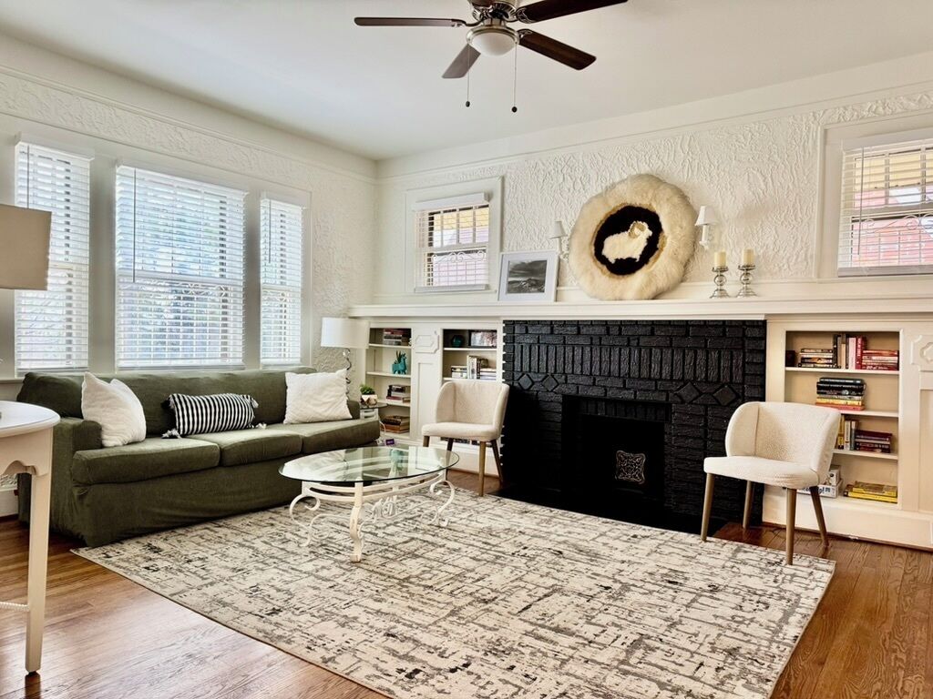 Smart-TV, Kamin, Bücher