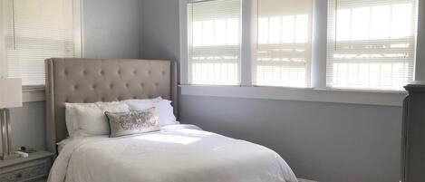 3 habitaciones, escritorio, tabla de planchar con plancha y wifi gratis