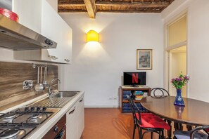 Fridge, oven, stovetop, coffee/tea maker