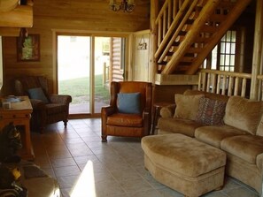 Fernseher, Kamin, DVD-Player, Videothek