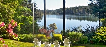 On The Beach! Elegant Waterfront Manor 'The Pearl on Oyster Bay