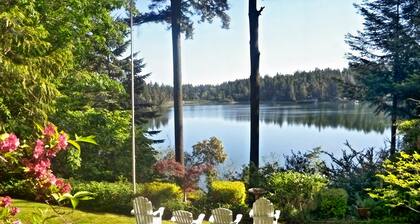 On The Beach! Elegant Waterfront Manor 'The Pearl on Oyster Bay