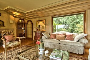 Télévision, cheminée, lecteur de DVD, baby-foot