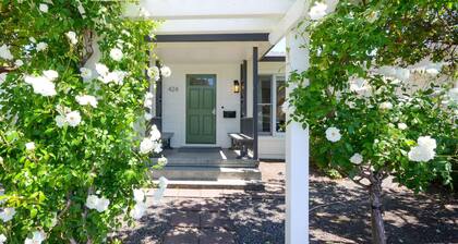 Mökki Sonoma @ Historic Plaza. ILMAINEN viinitilanmaistajapassi kaikille aikuisille!