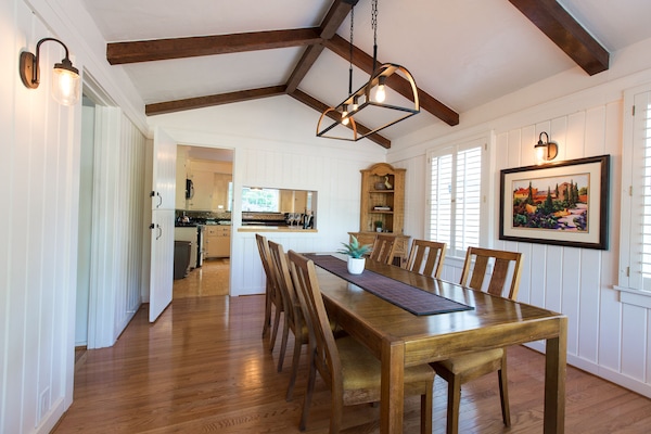 Large dining room with seating for 6 people!