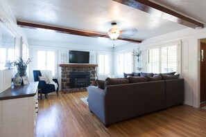 Smart-TV, Kamin, Bücher